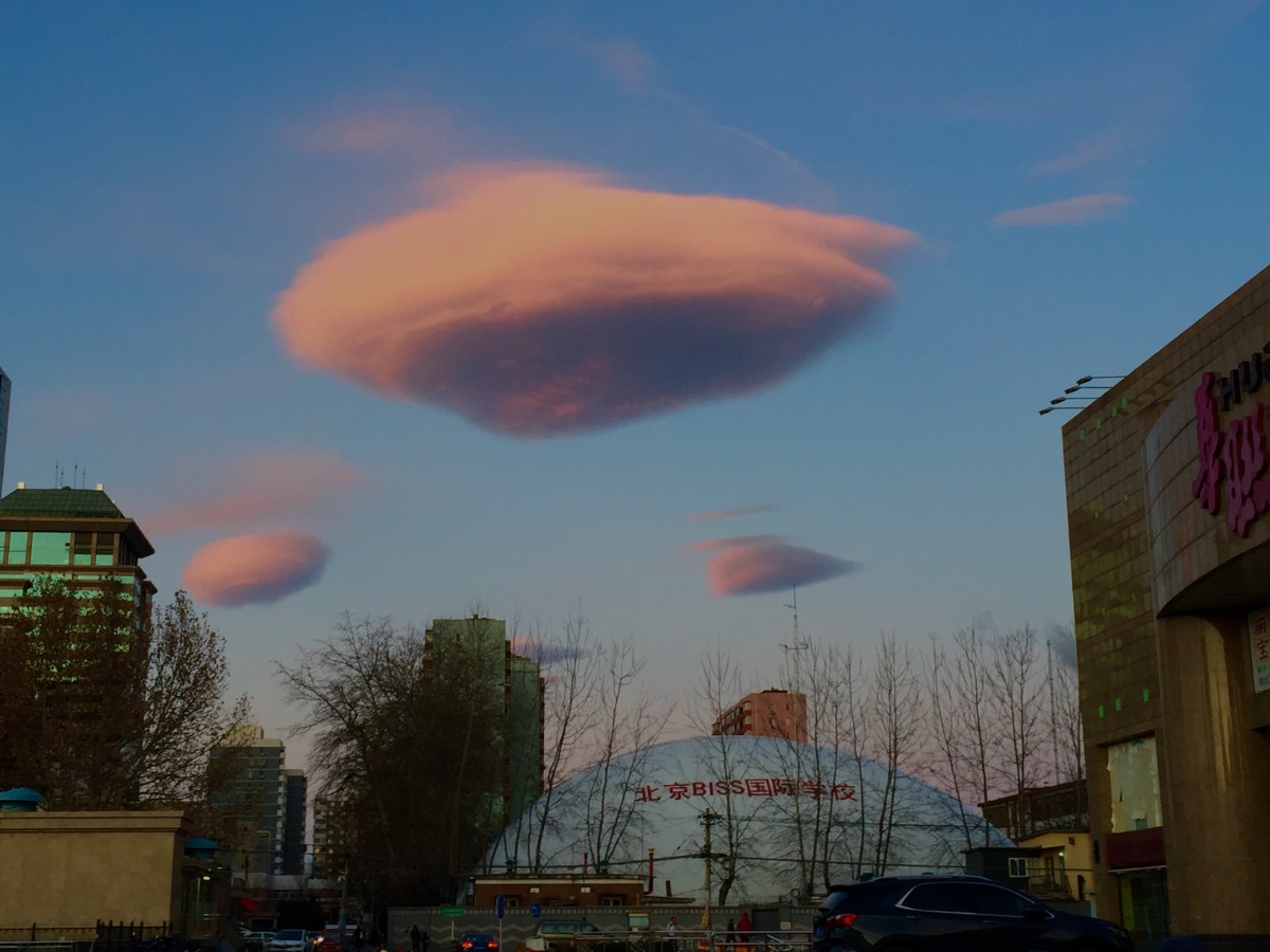 Облака над Москвой распыляют